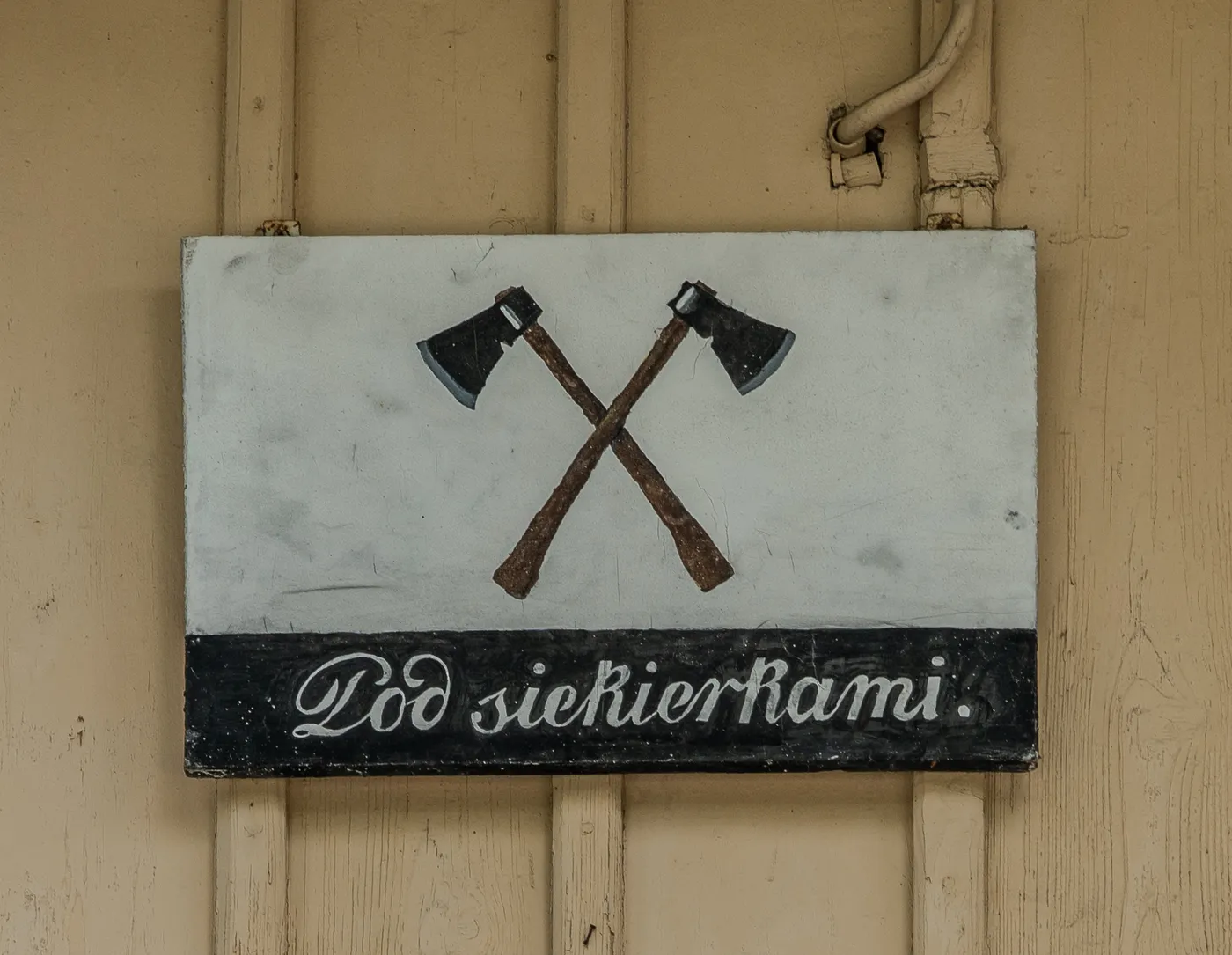 Godło domu Pod siekierkami przy ul. Zdrojowej