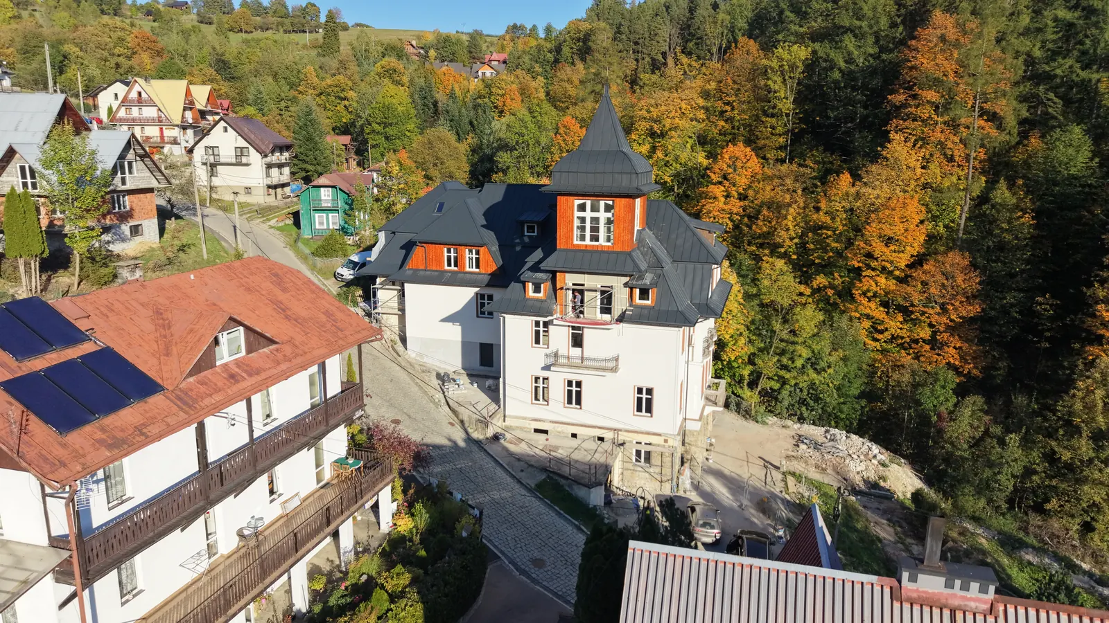 Willa Renata na tle zabudowy i zieleni Szczawnicy