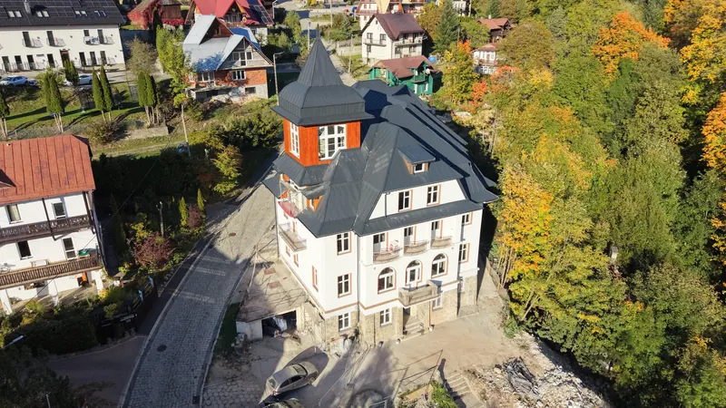 Wieża i nowy dach Willi Renata