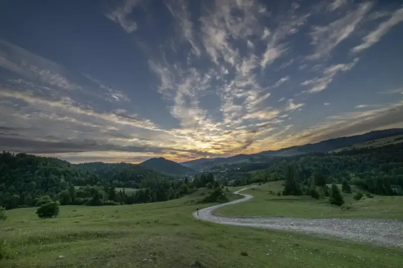 Jaworki – wąwóz Homole – Wysoka (1050 m) – Durbaszka (942 m) – schronisko pod Durbaszką – Jaworki. Szlak zielony, potem niebieski, pod koniec bez znaków – 3.10 